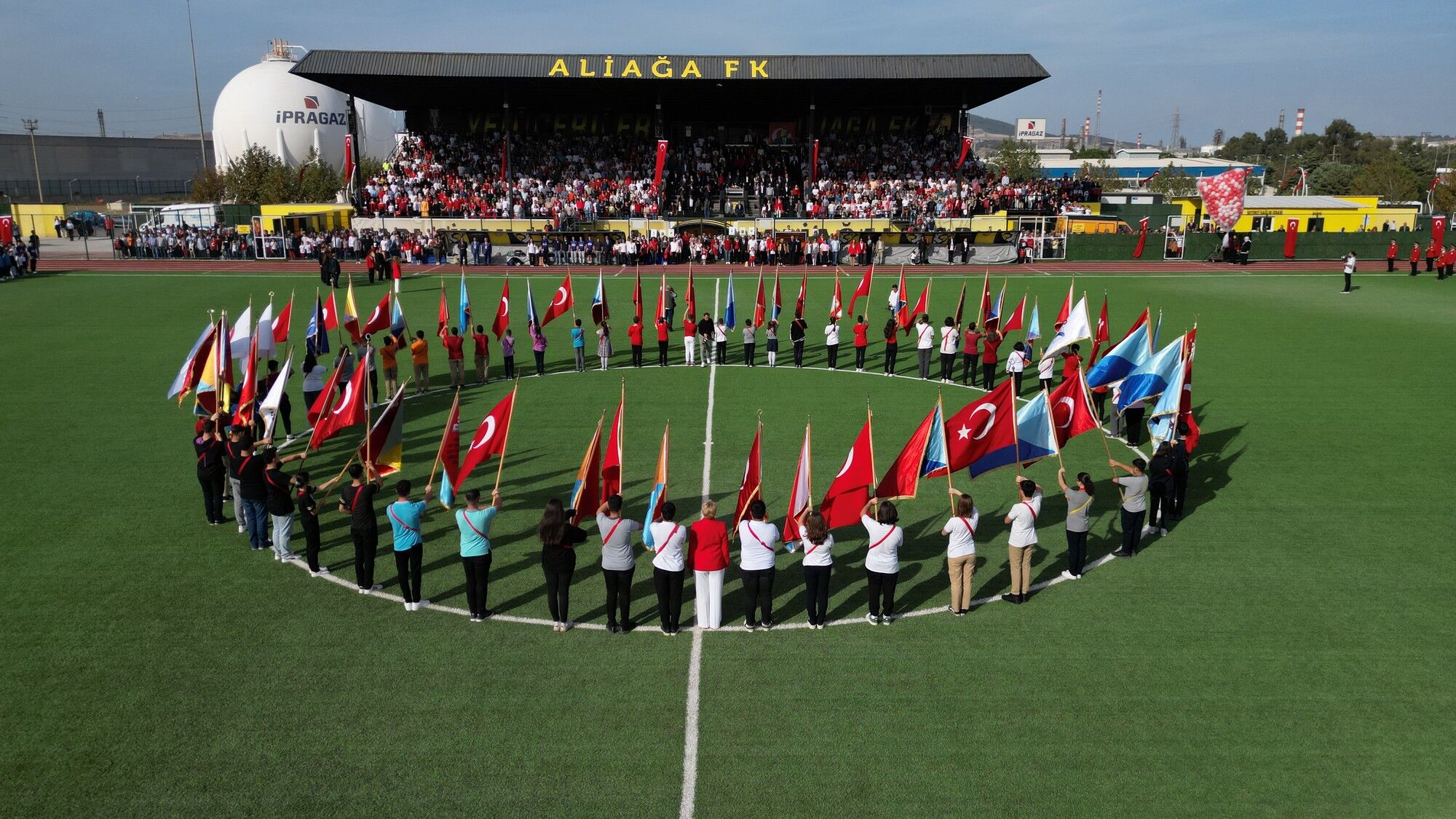 Aliağa'da Topraksız Elektrik Konseriyle Cumhuriyet Coşkusu