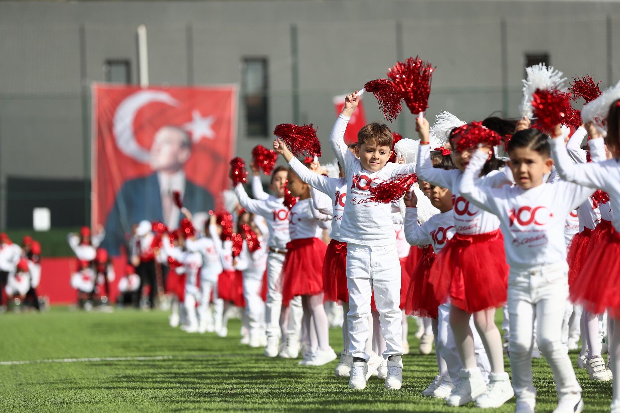 Aliağa'da Topraksız Elektrik Konseriyle Cumhuriyet Coşkusu0