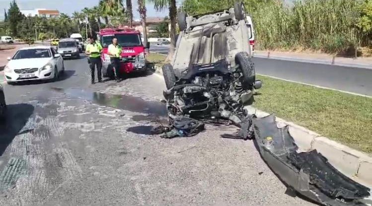 Antalya’da Feci Kaza Hafif Ticari Araç Takla Attı, 3 Yaralı (3)