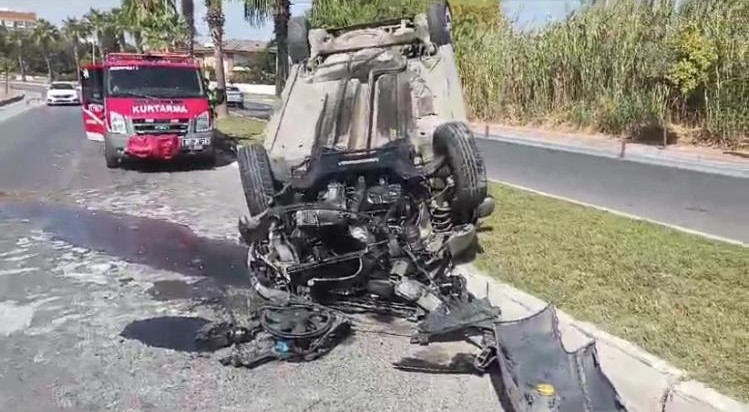 Antalya’da Feci Kaza Hafif Ticari Araç Takla Attı, 3 Yaralı (4)