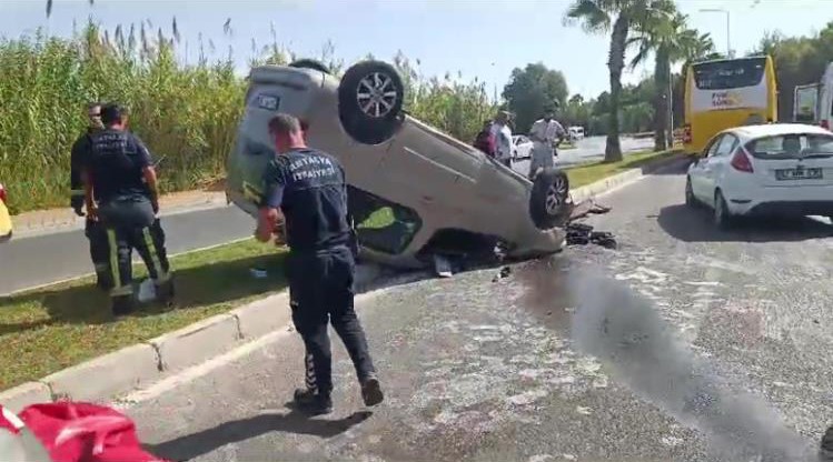 Antalya’da Feci Kaza Hafif Ticari Araç Takla Attı, 3 Yaralı (5)