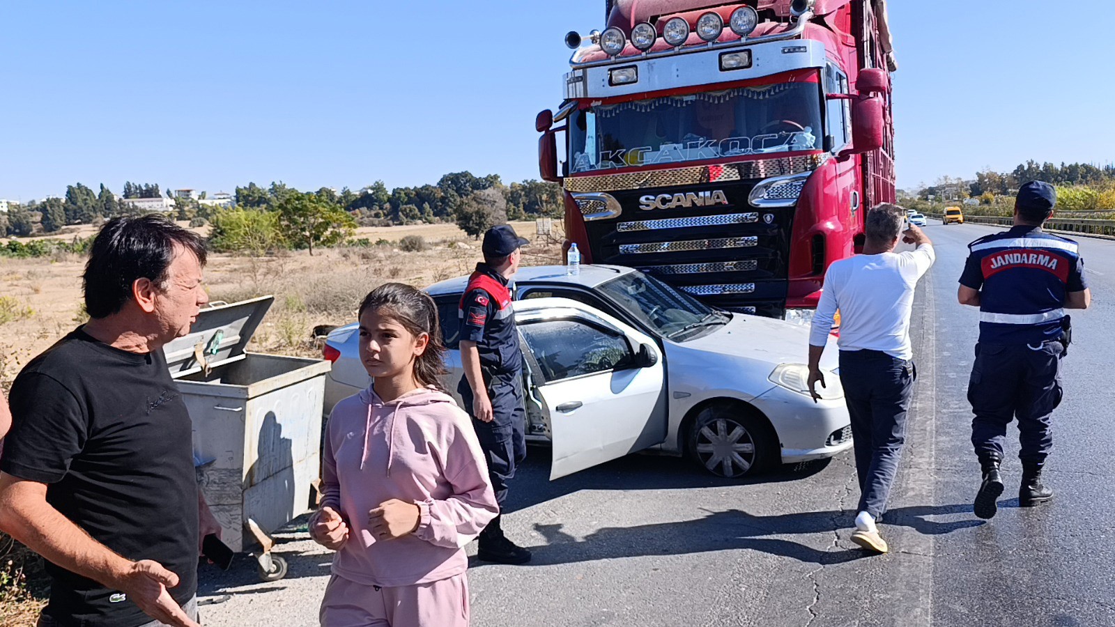 Antalya'da Feci Kaza Kamyon, Otomobili 500 Metre Sürükledi (4)