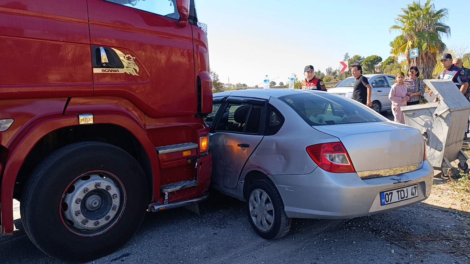 Antalya'da Feci Kaza Kamyon, Otomobili 500 Metre Sürükledi (5)