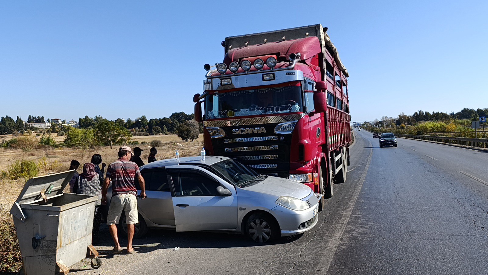 Antalya'da Feci Kaza Kamyon, Otomobili 500 Metre Sürükledi (6)