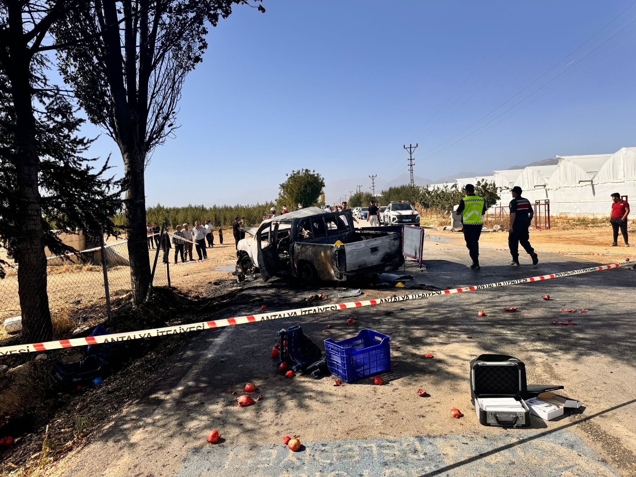 Antalya'da Feci Kaza Motosiklet Sürücüsü Ve Kamyonet Yolcusu Hayatını Kaybetti (5)
