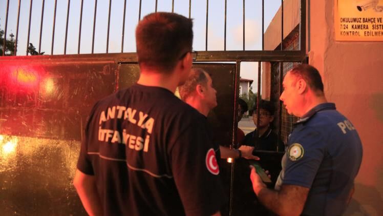 Antalya'da Iki Çocuk Okul Bahçesinde Mahsur Kaldı İtfaiye Merdiveniyle Kurtarıldılar (4)