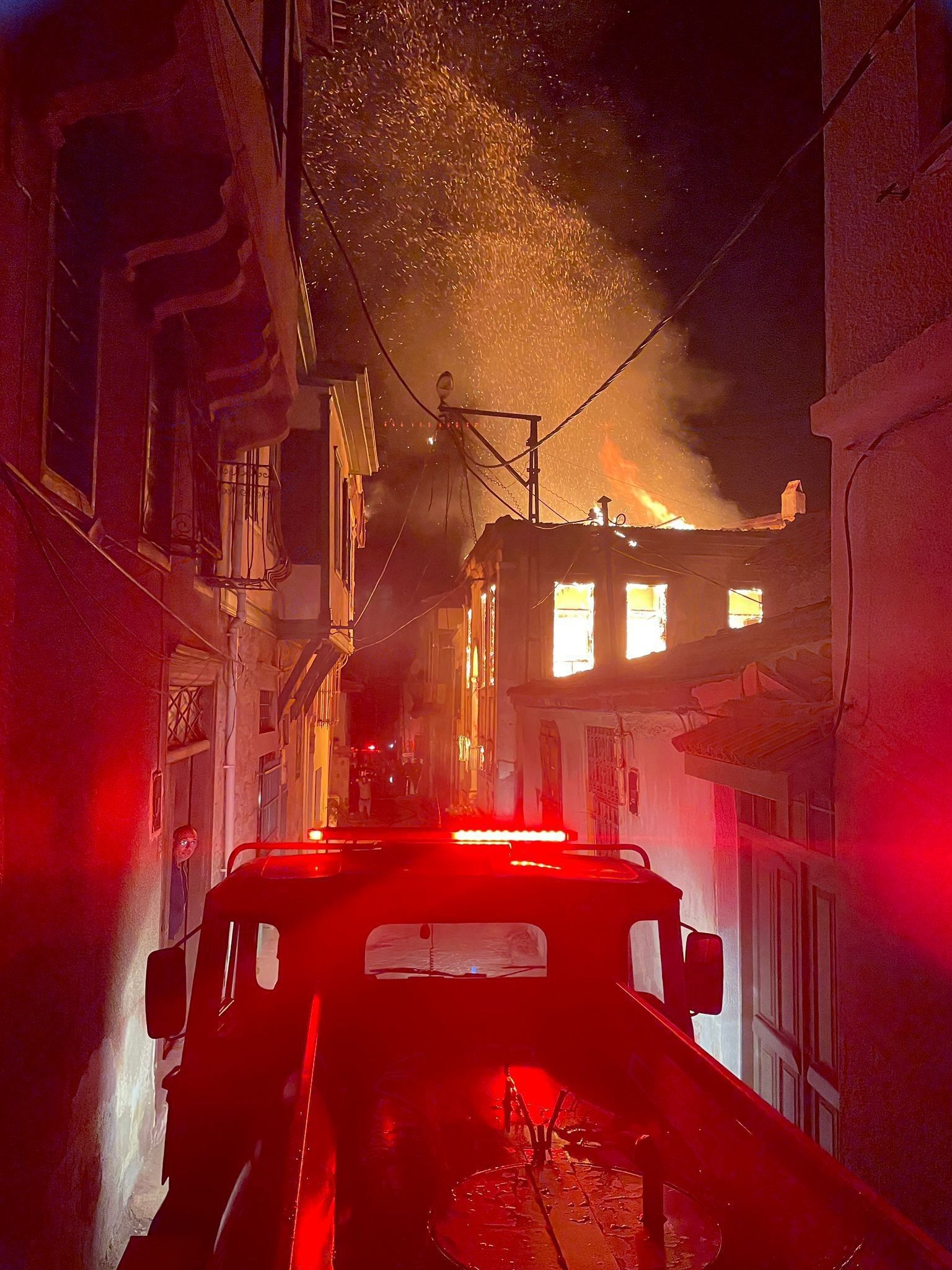 Ayvalık'ta Metruk Evde Korkutan Yangın (1)