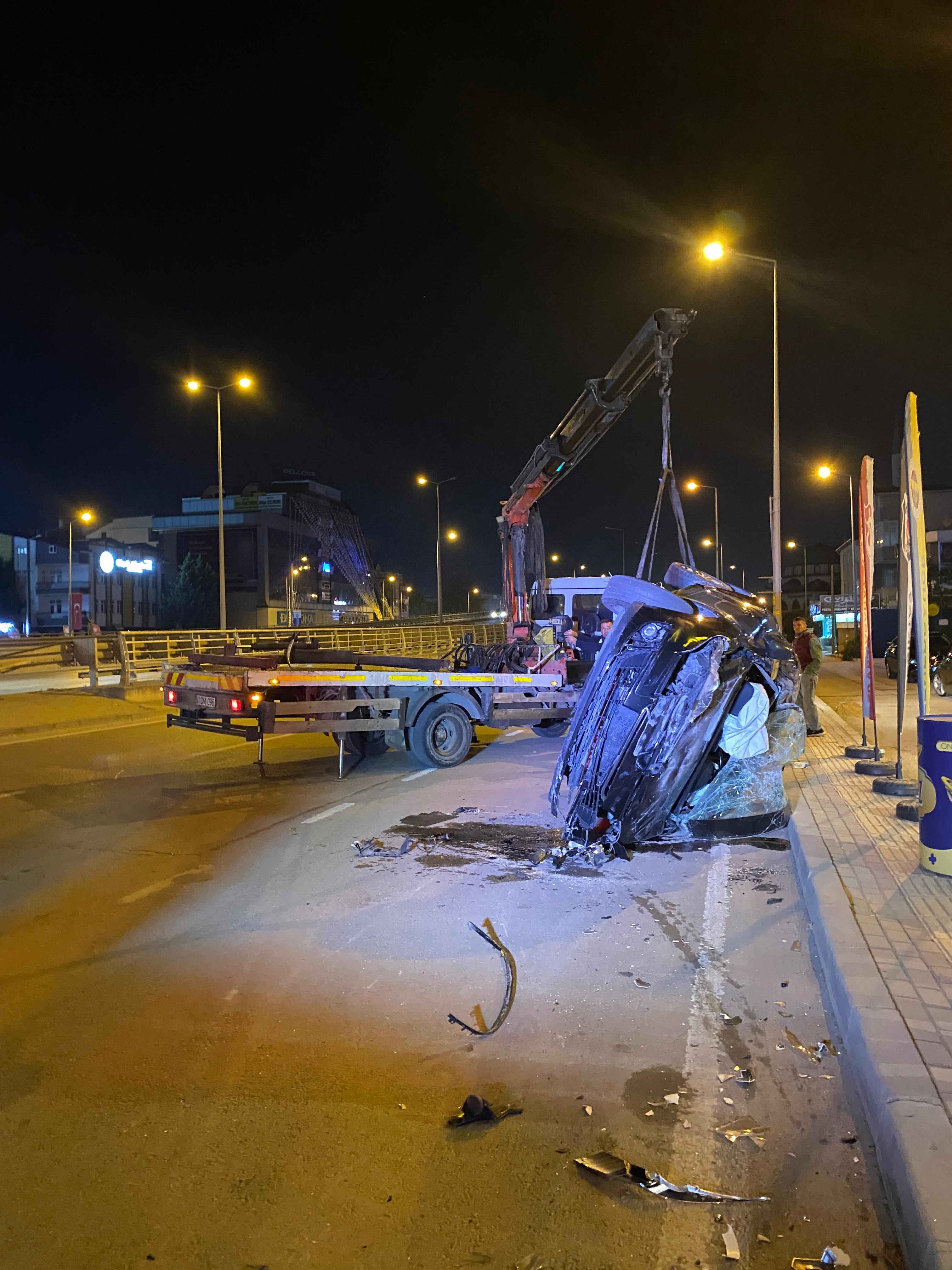 Bariyerlere Çarpan Araç Takla Attı 3 Kişi Yaralandı (3)