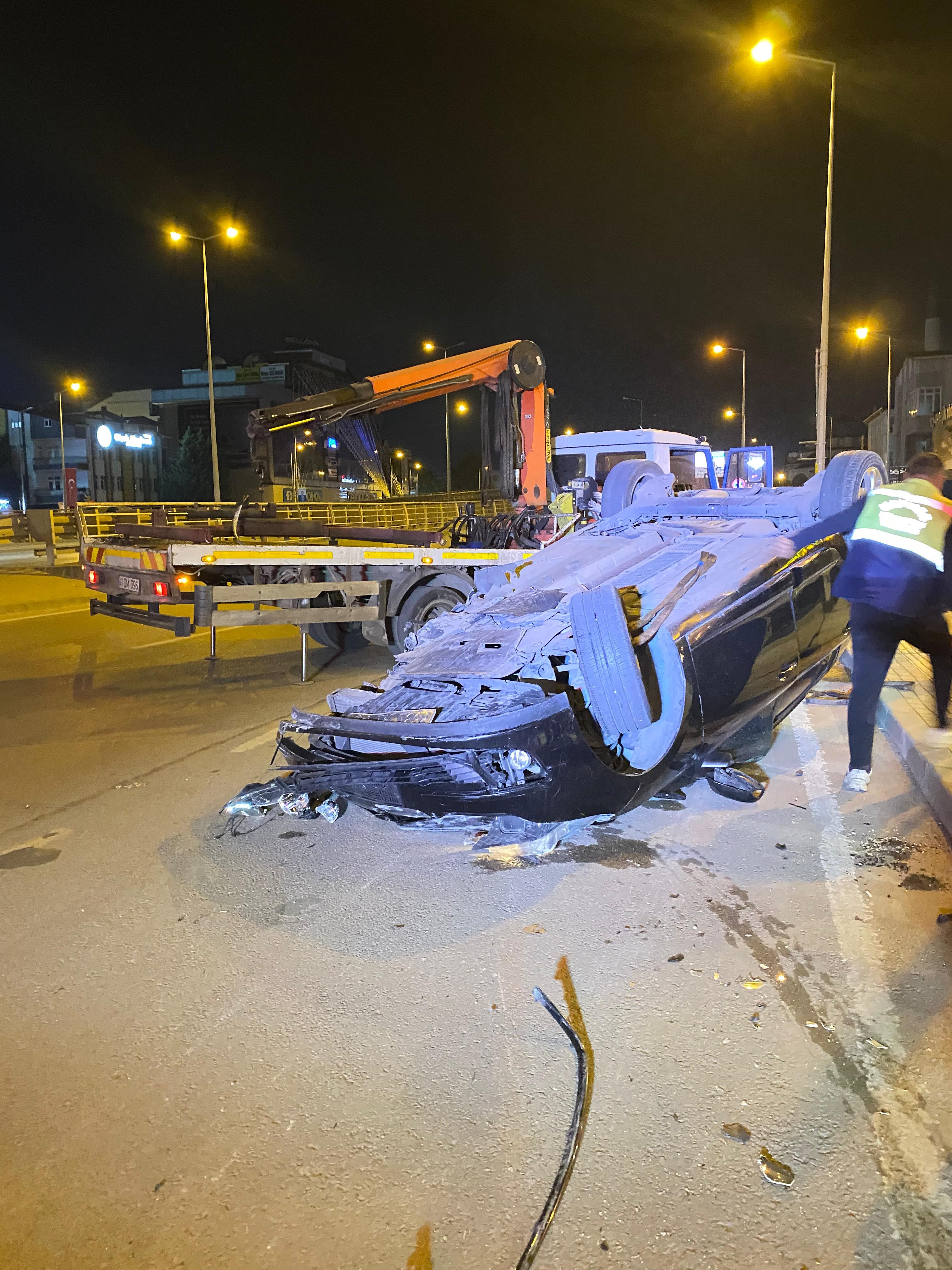 Bariyerlere Çarpan Araç Takla Attı 3 Kişi Yaralandı (4)