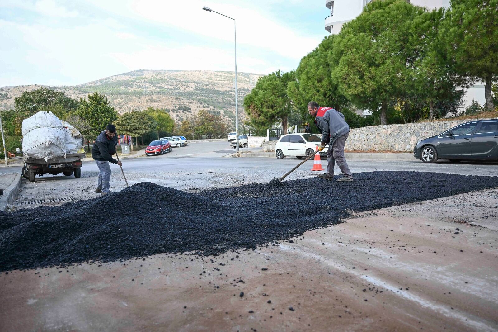 Bornova'da 5 Mahallede Eş Zamanlı Asfalt Çalışmaları Başladı0