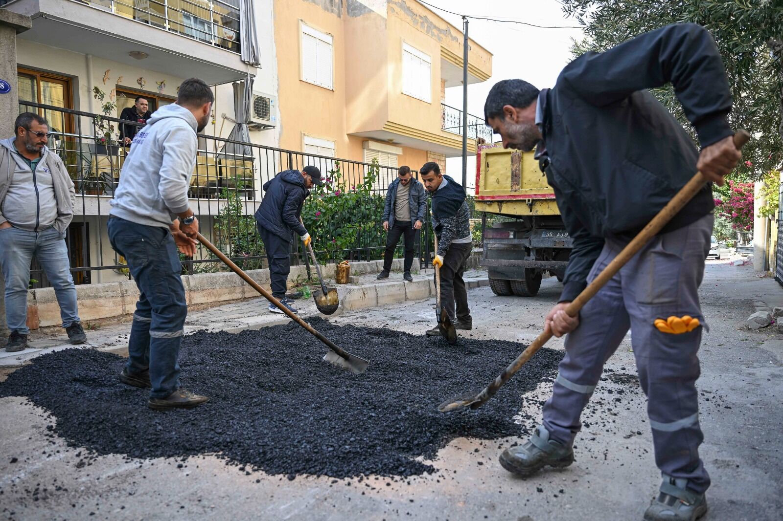 Bornova'da 5 Mahallede Eş Zamanlı Asfalt Çalışmaları Başladı1