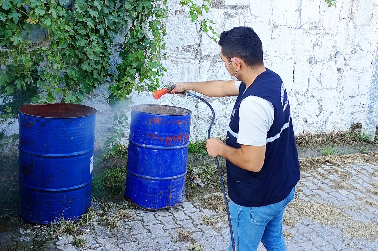 Bozdoğan Belediyesi’nden Çevre Sağlığı Atağı Konteynerler Dezenfekte Ediliyor (2)