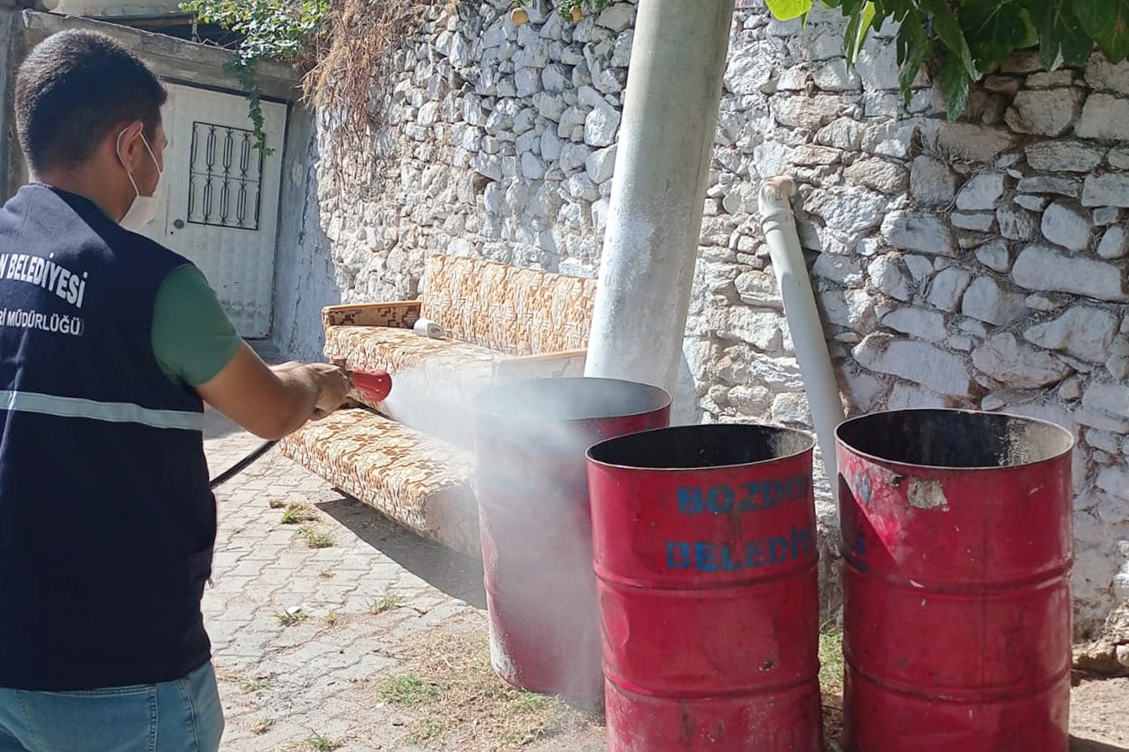 Bozdoğan Belediyesi’nden Çevre Sağlığı Atağı Konteynerler Dezenfekte Ediliyor (3)