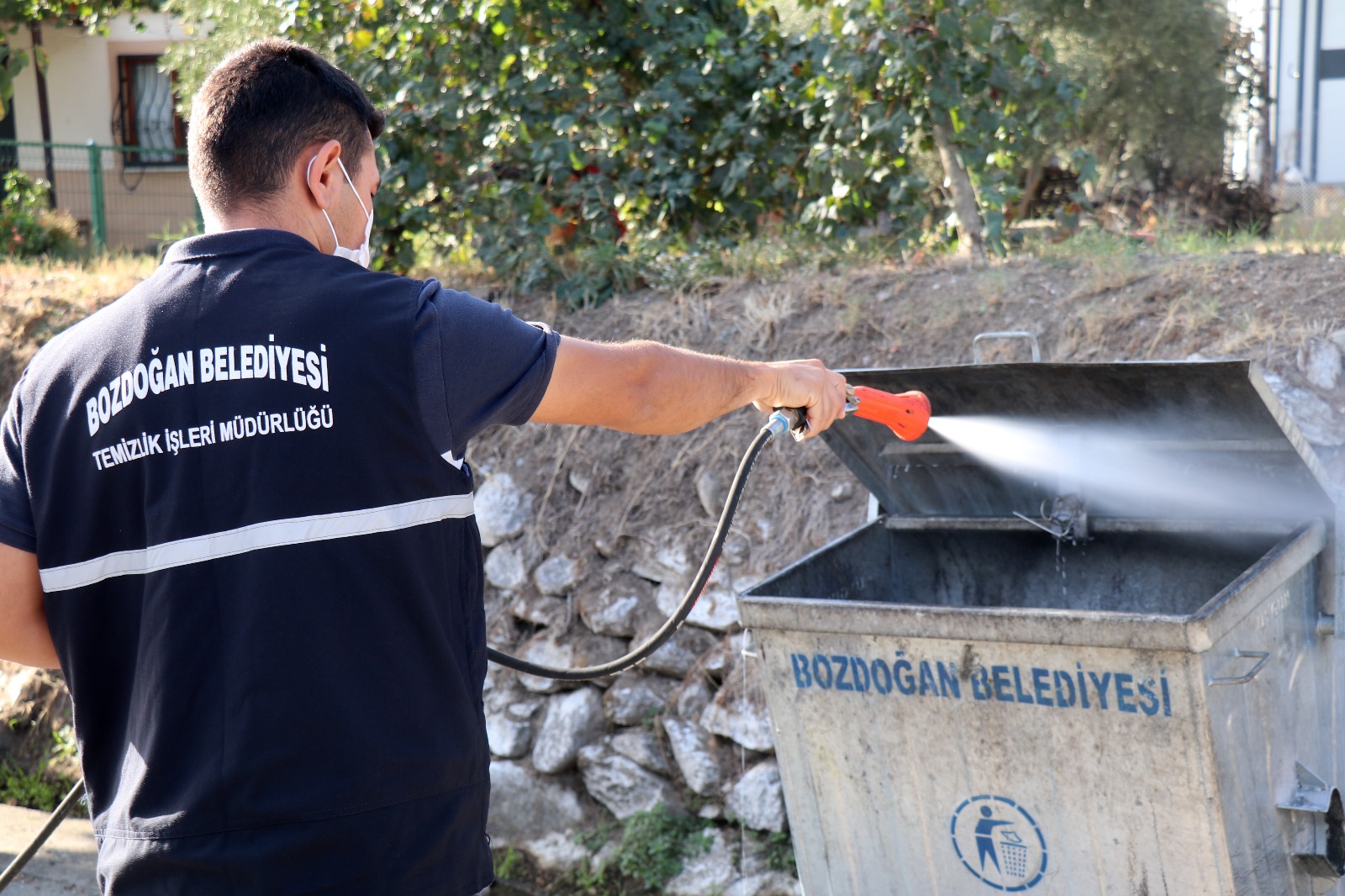 Bozdoğan Belediyesi’nden Çevre Sağlığı Atağı Konteynerler Dezenfekte Ediliyor (4)