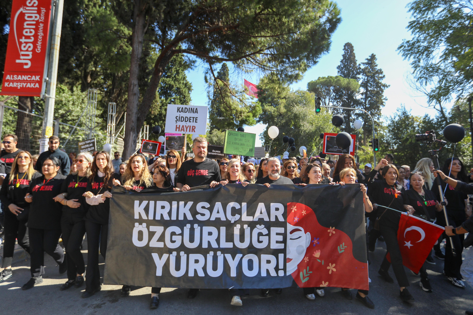 Buca’da Kırık Saçlar Özgürlüğe Yürüyor Hareketi0