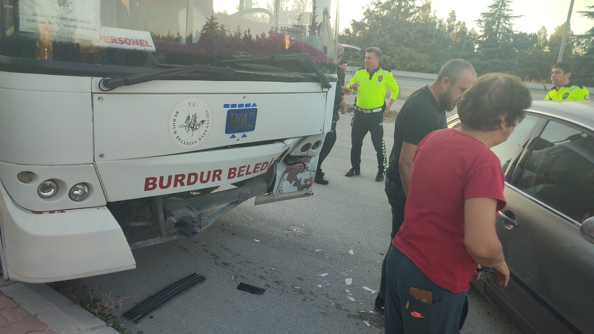 Burdur’da Otobüs Ve Otomobil Çarpıştı 1 Yaralı (1)