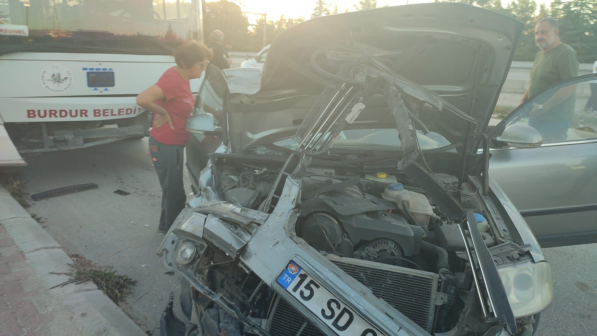 Burdur’da Otobüs Ve Otomobil Çarpıştı 1 Yaralı (2)