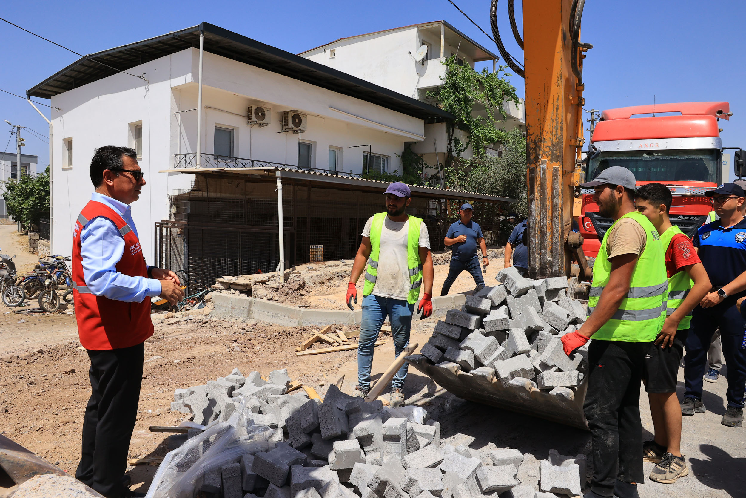 Büyükşehir Ekipleri Vatandaşların Güvenli Seyahati Için Yollarda (8)