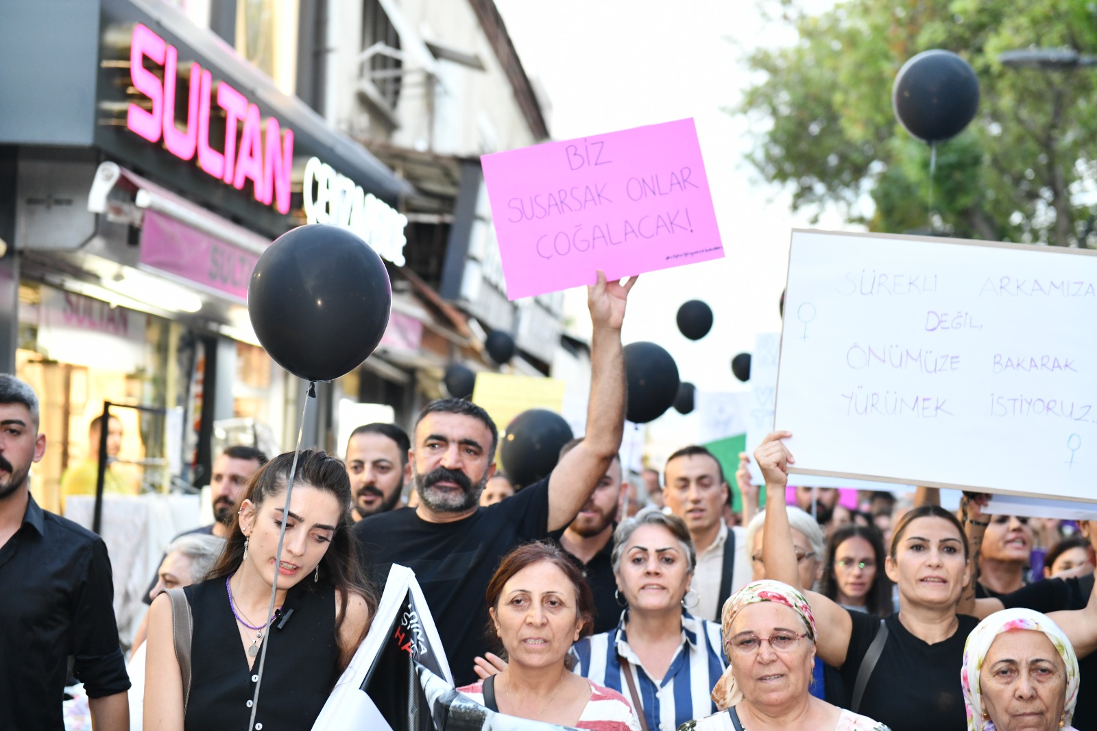 Chp Çiğli İlçe Başkanlığı'ndan Kadına Şiddete Karşı Anlamlı Yürüyüş0