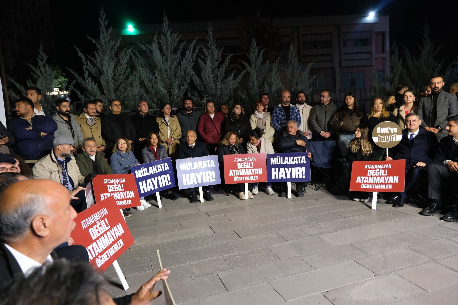 Chp'lilerden Atamalara Tepki Meb Önünde Oturma Eylemi0