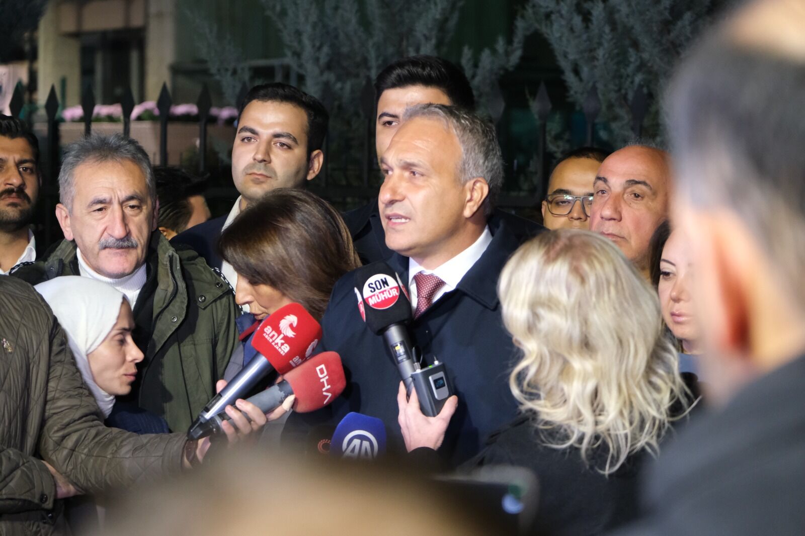 Chp'lilerden Atamalara Tepki Meb Önünde Oturma Eylemi1