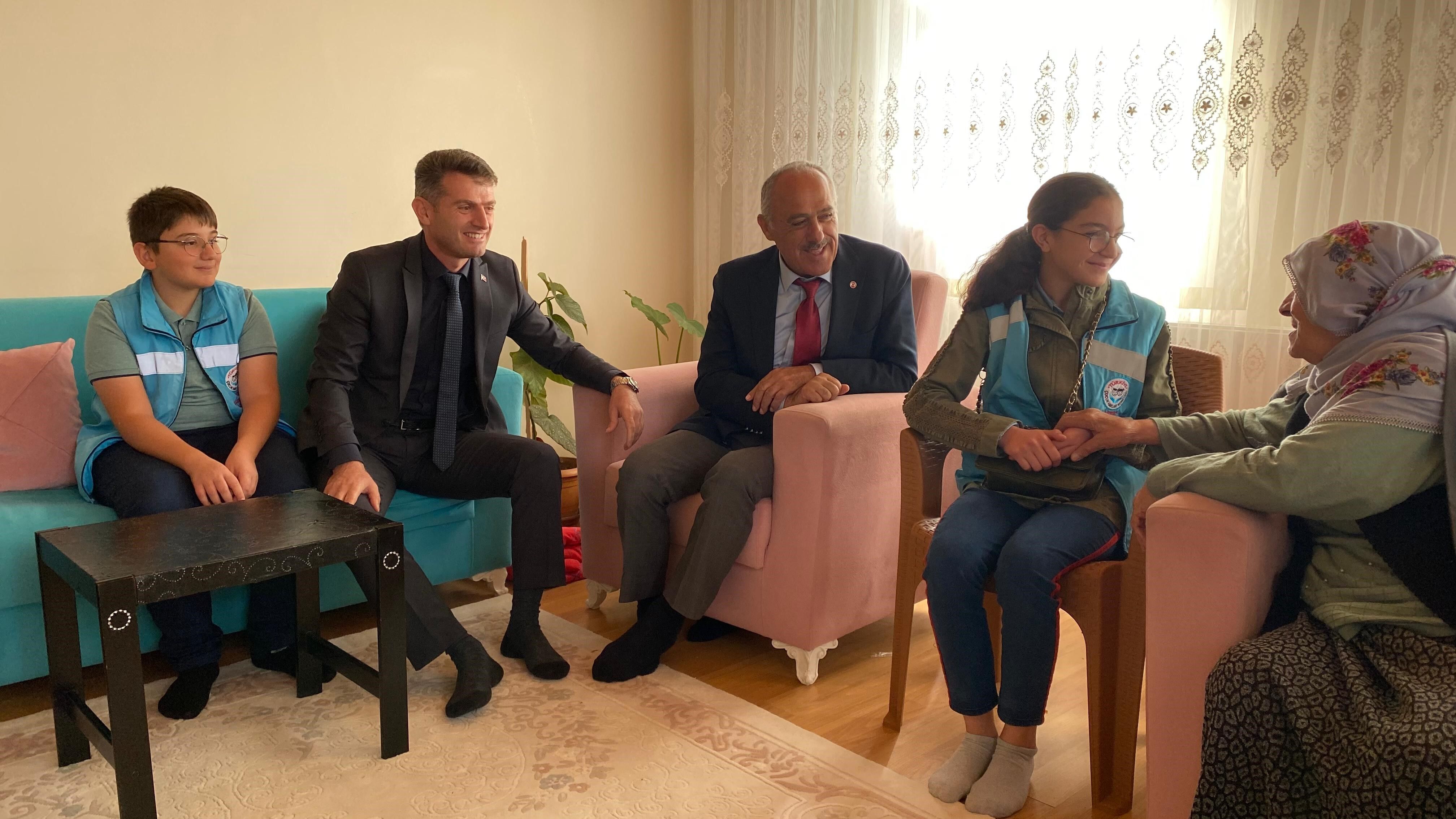 Çocuklar 103 Yaşındaki Seher Baykal’ı Ziyaret Etti1