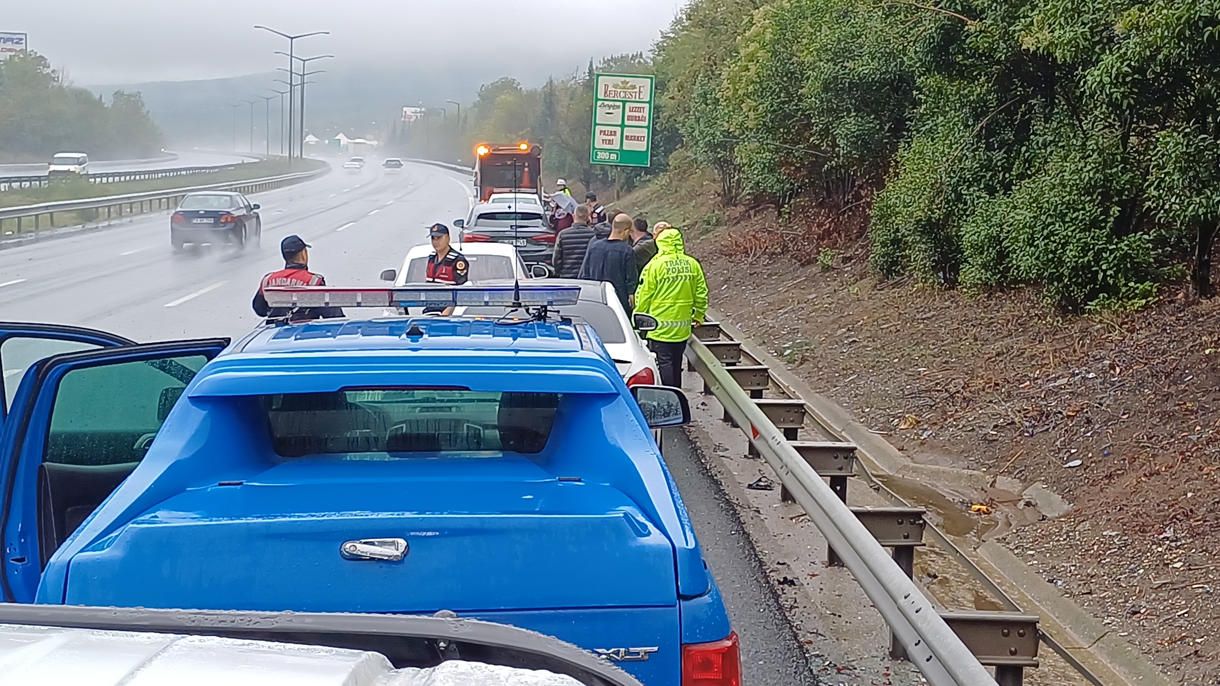 Düzce'de Zincirleme Trafik Kazası 1 Ölü, 2 Yaralı (1)