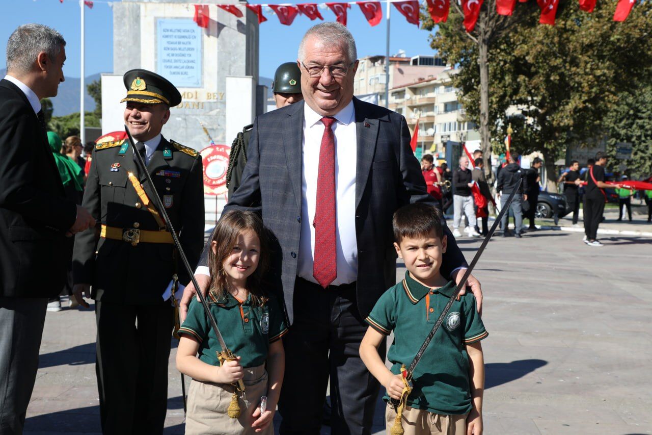 Edremit’te Cumhuriyet’in 101. Yılı Kutlamaları Resmi Törenle Başladı3