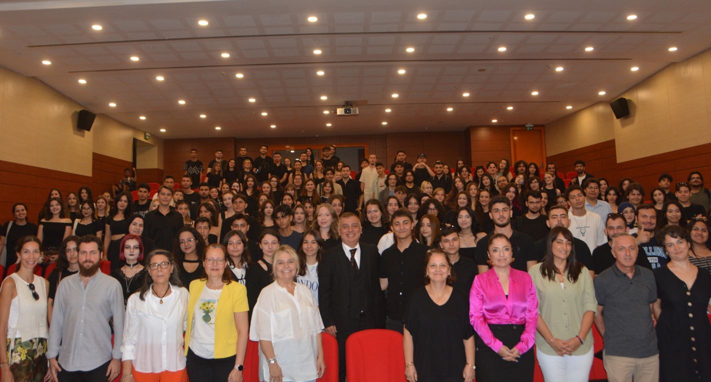 Ege Üniversitesi İletişim Fakültesi'nde Yeni Öğrencilere Sıcak Karşılama (2)