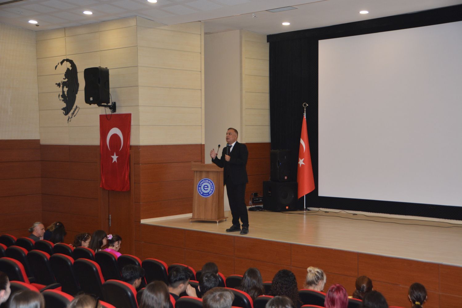 Ege Üniversitesi İletişim Fakültesi'nde Yeni Öğrencilere Sıcak Karşılama (3)