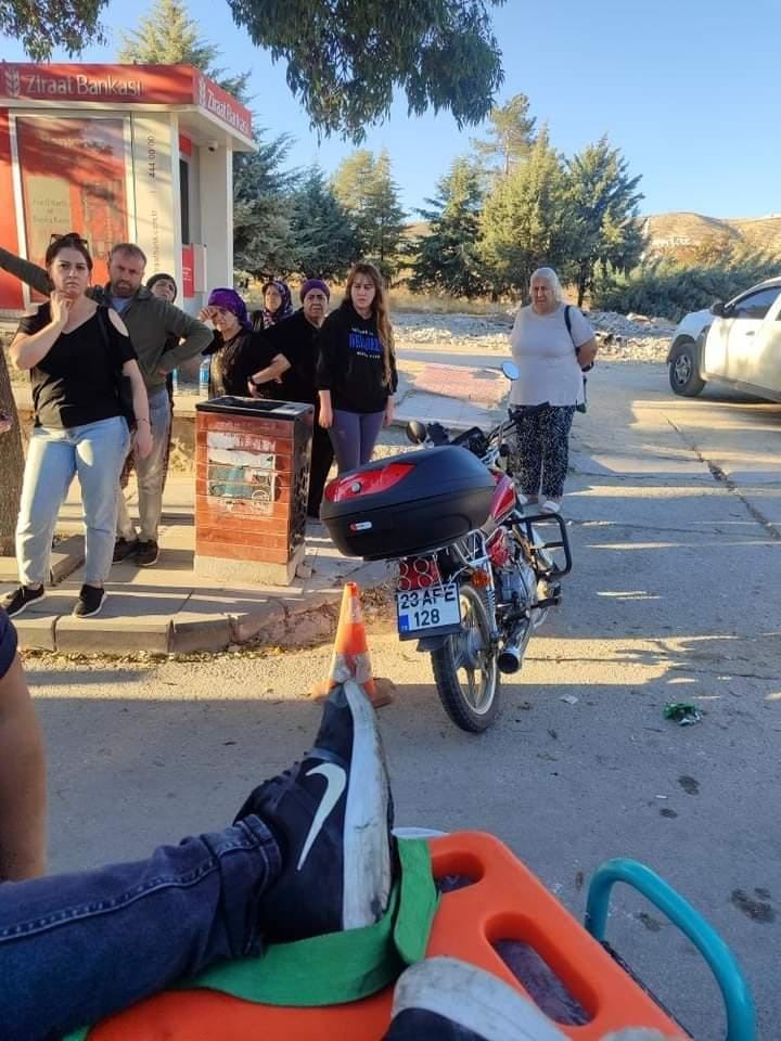 Elazığ'da Trafik Kazası Ticari Taksi Ve Motosiklet Çarpıştı, 1 Yaralı (1)