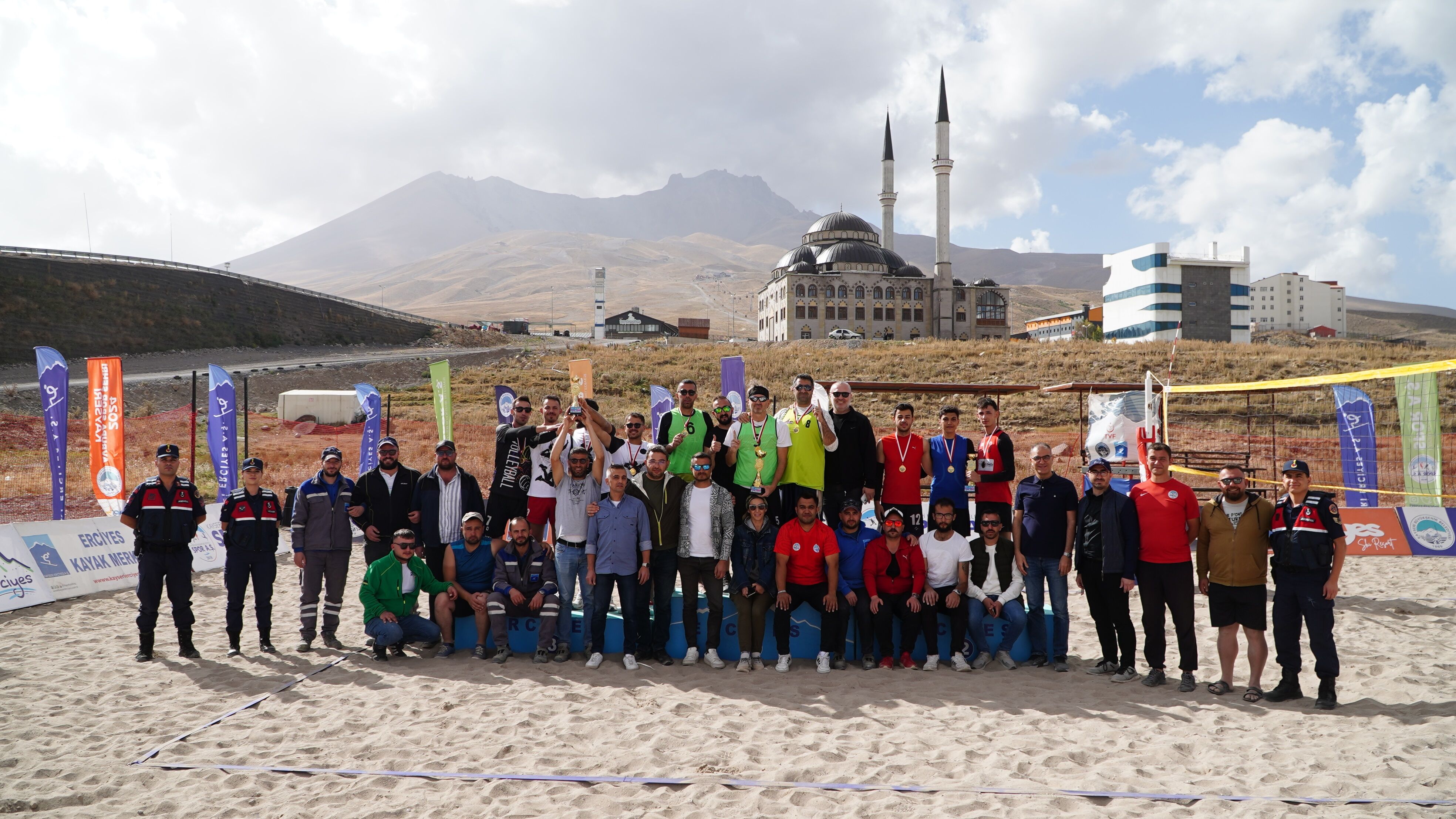 Erciyes'te 'En Havalı Voleybol Turnuvası' Coşkusu 16 Takım Mücadele Etti! (2)