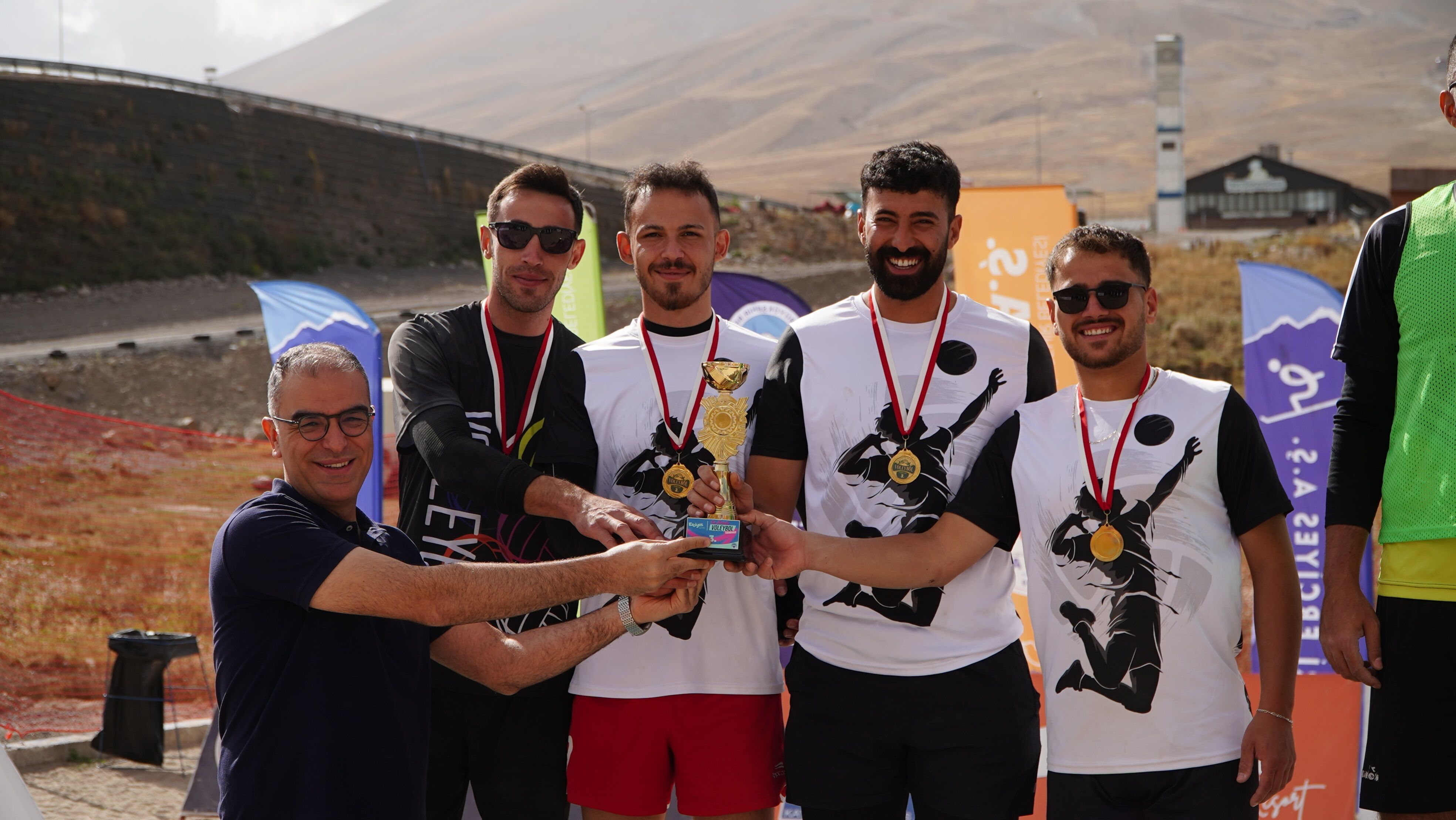 Erciyes'te 'En Havalı Voleybol Turnuvası' Coşkusu 16 Takım Mücadele Etti! (3)