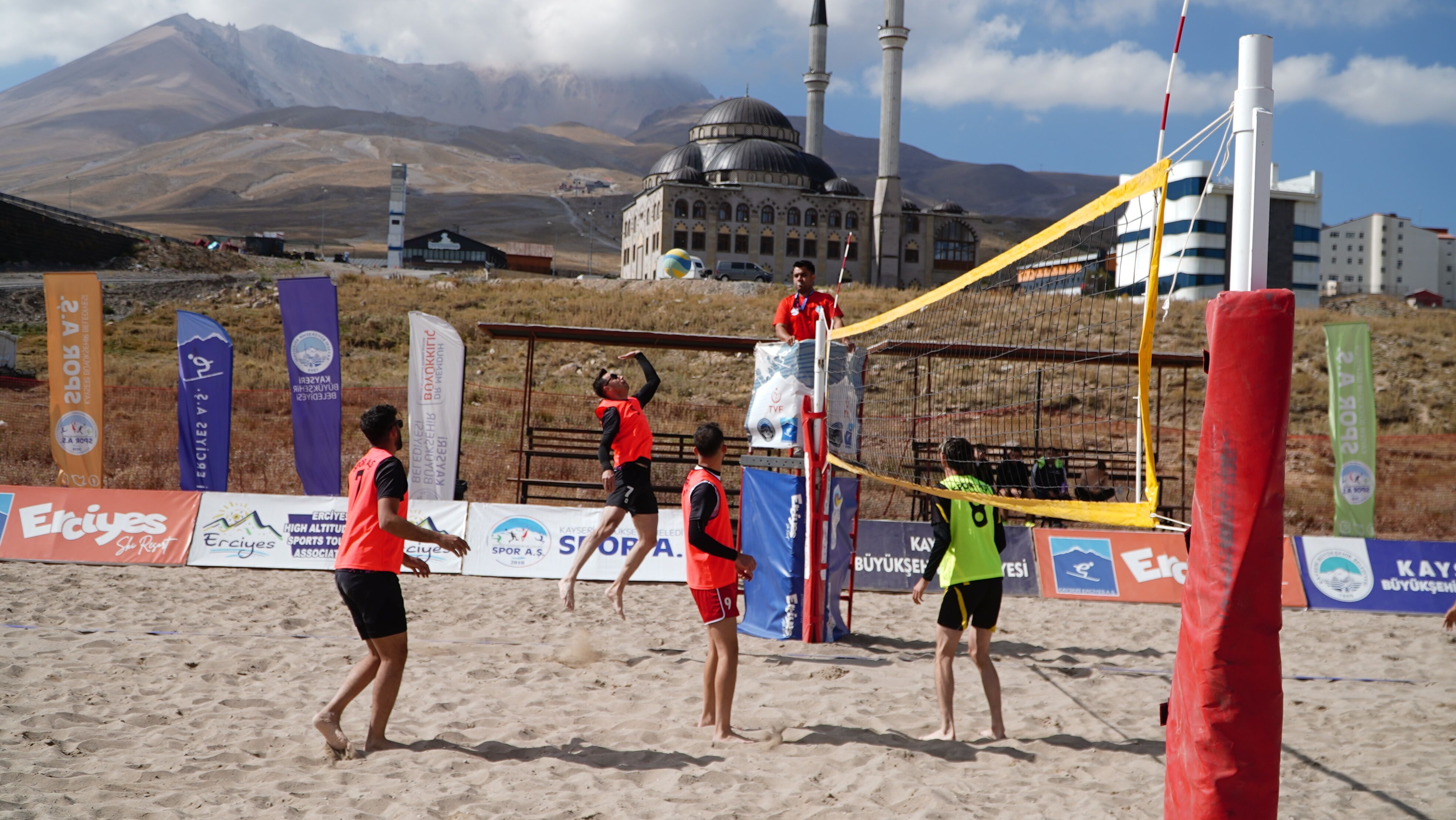 Erciyes'te 'En Havalı Voleybol Turnuvası' Coşkusu 16 Takım Mücadele Etti! (4)