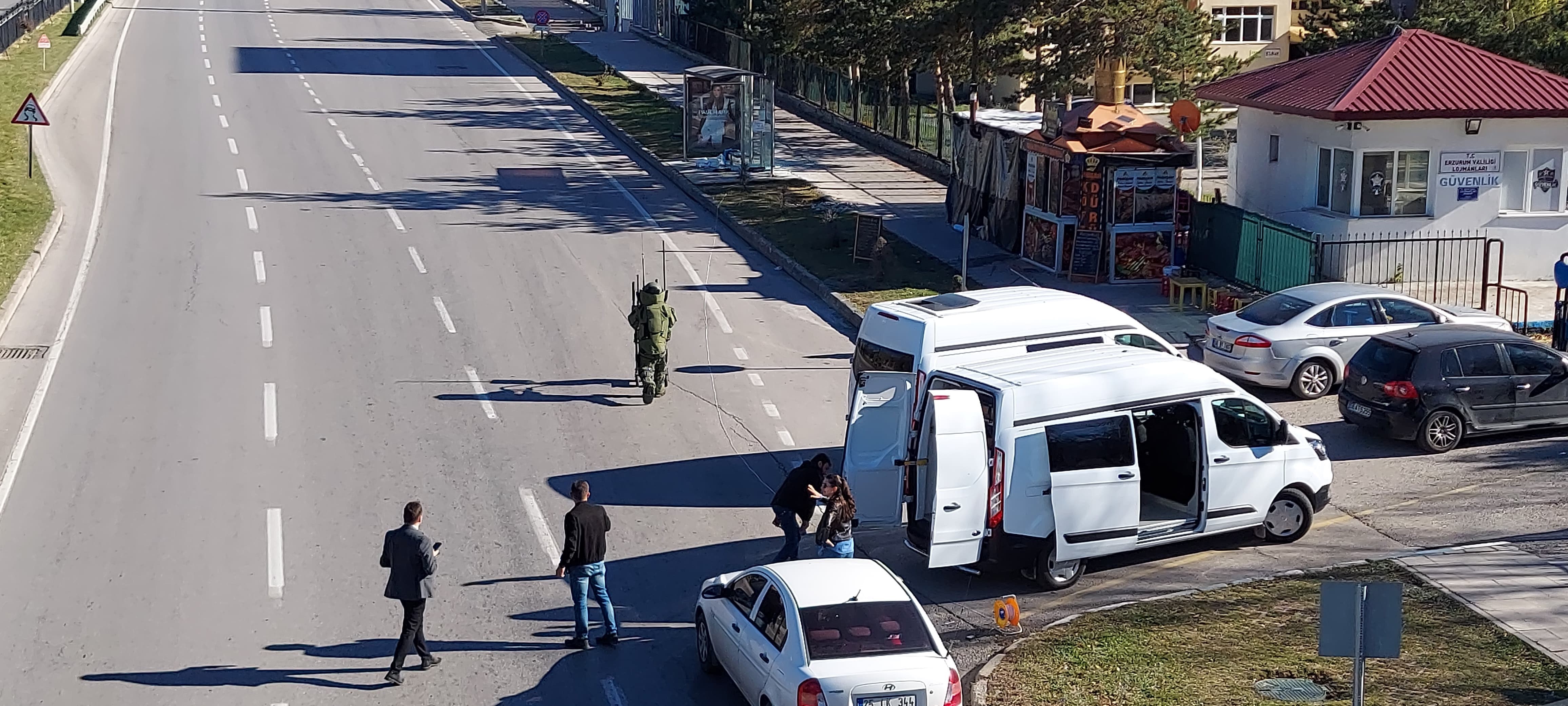 Erzurum’da E 80 Karayolunda Şüpheli Paket Alarmı (2)