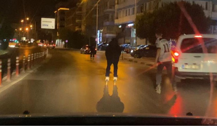 Gece Yarısı Patenli Gençler Tehlikeye Atıldı O Anlar Kaydedildi (4)