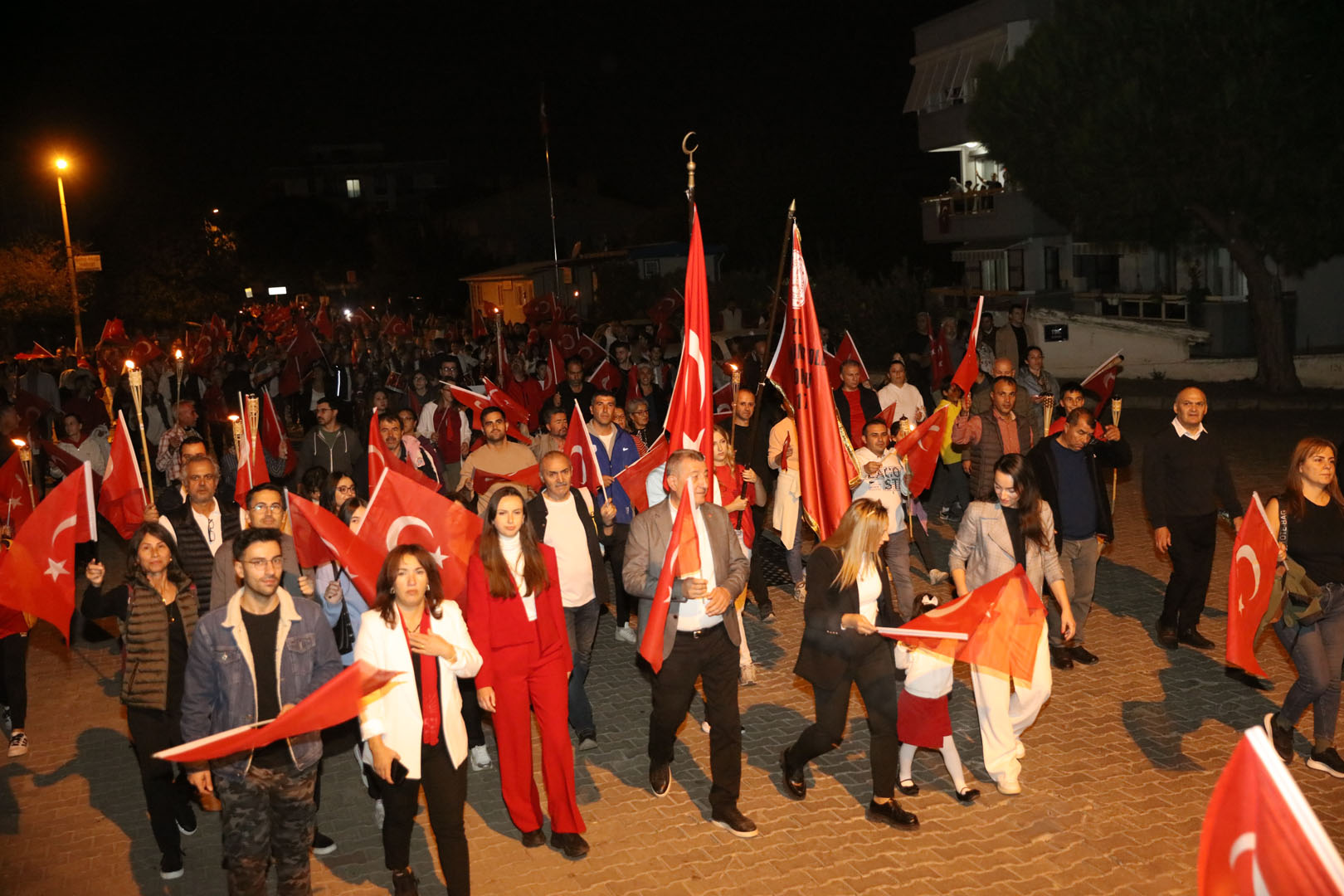 Güzelbahçe'de Sen Cumhuriyet Tiyatro Gösterisi Ile Duygu Dolu Anlar2