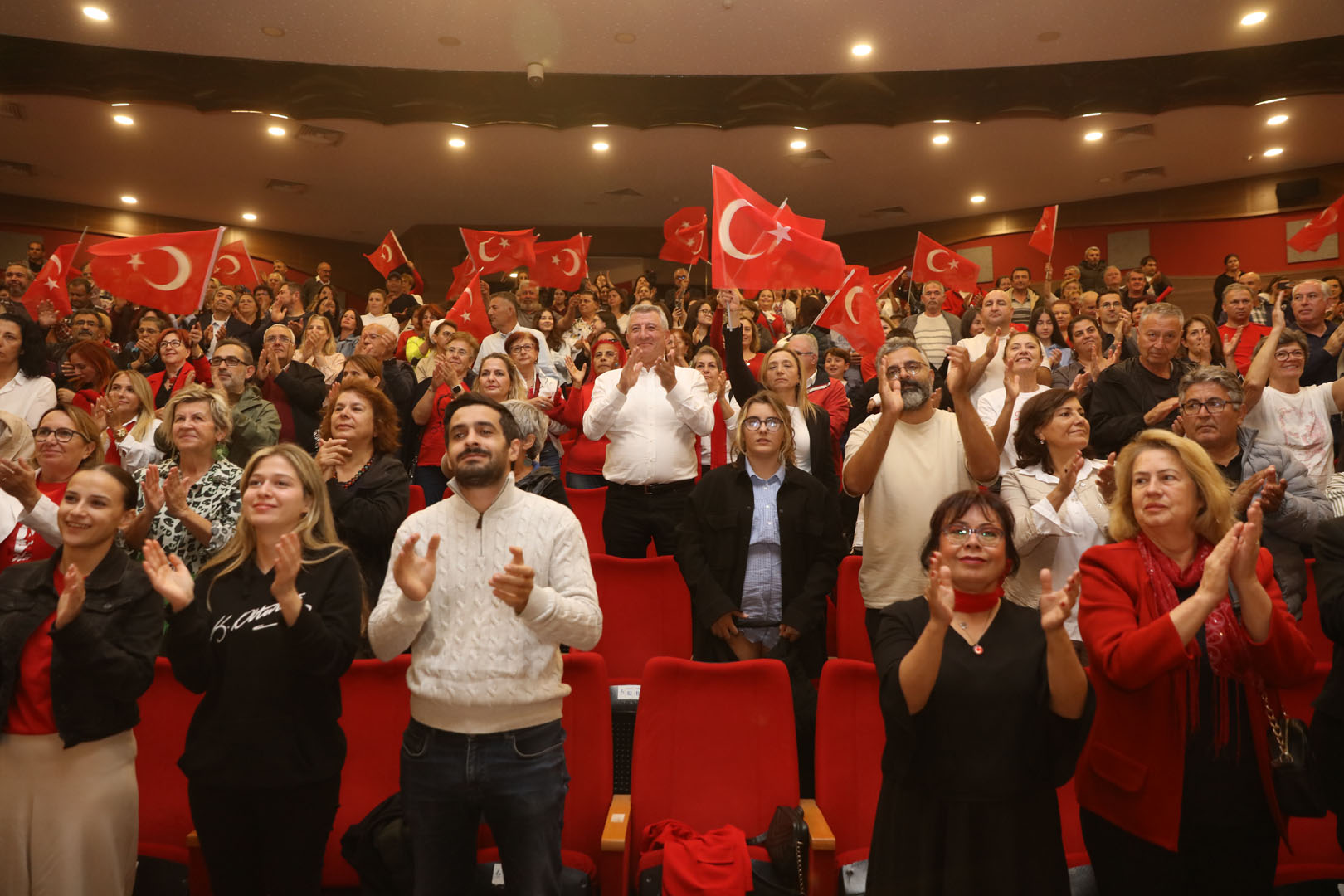 Güzelbahçe'de Sen Cumhuriyet Tiyatro Gösterisi Ile Duygu Dolu Anlar3