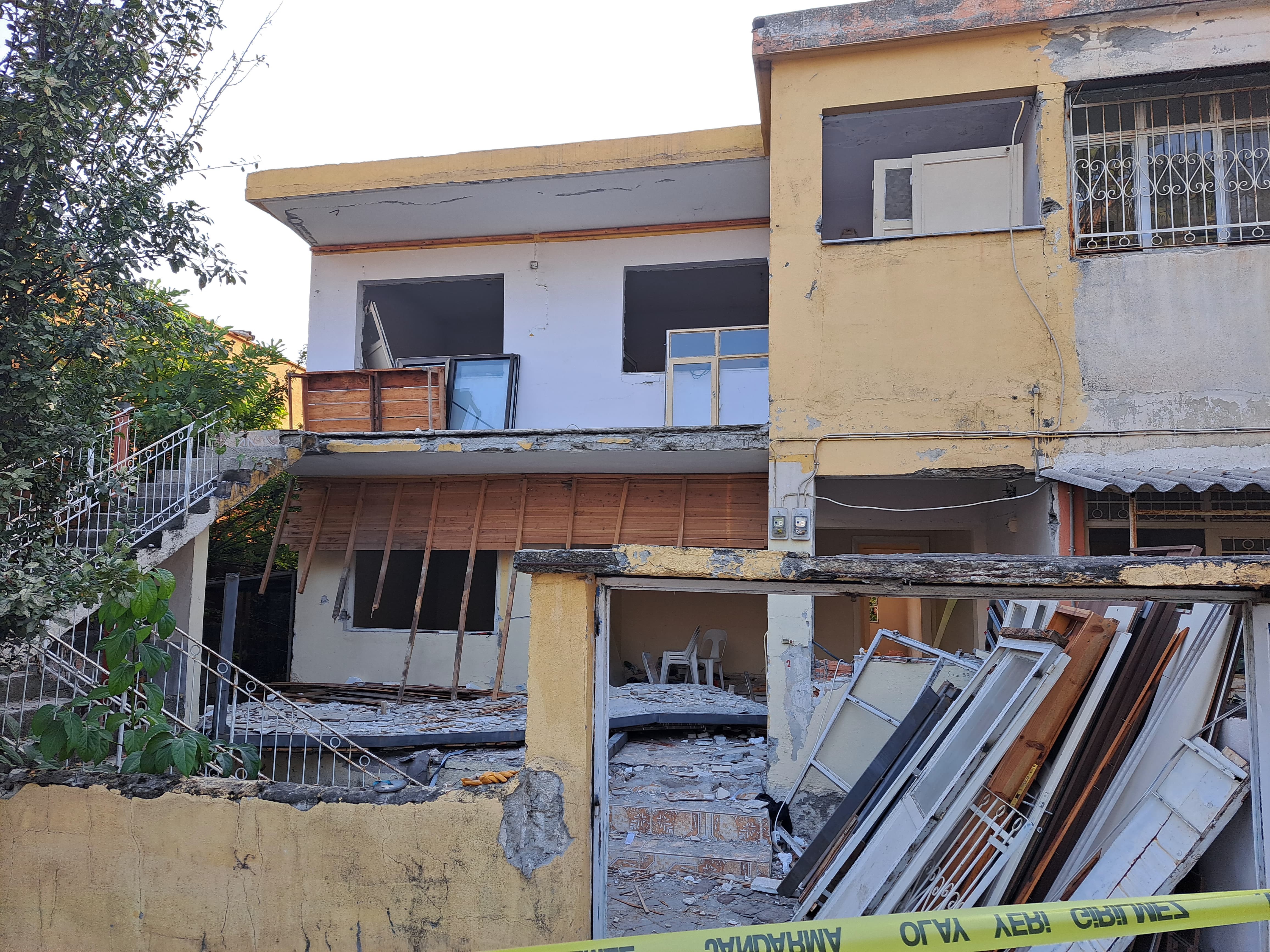 Hatay'da Çöken Balkonun Altında Kalan Iki Kişi Hayatını Kaybetti (3)