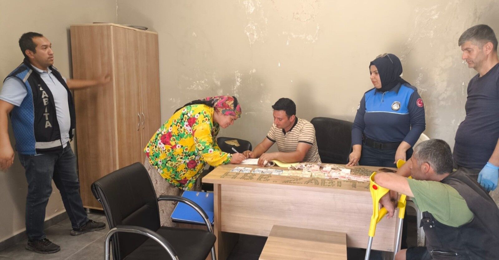 Hatay'da Zabıta, Dilenme Oyununu Bozdu 1255 Tl Ile Yakalandılar! (3)