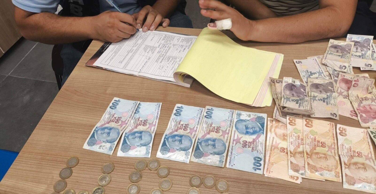 Hatay'da Zabıta, Dilenme Oyununu Bozdu 1255 Tl Ile Yakalandılar! (4)