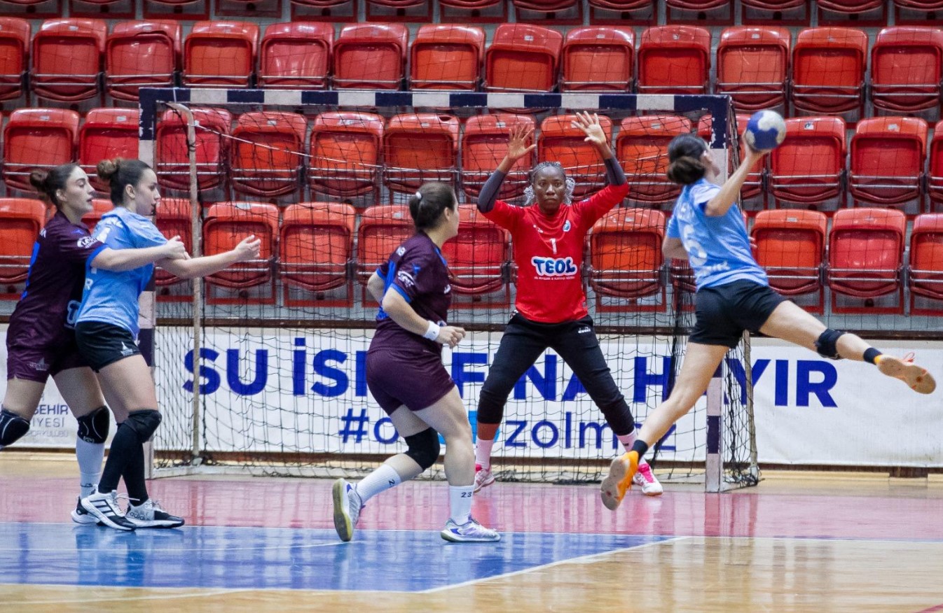 İzmir Hentbol Takımı’ndan Kadına Şiddete Karşı Pankartlı Mesaj1