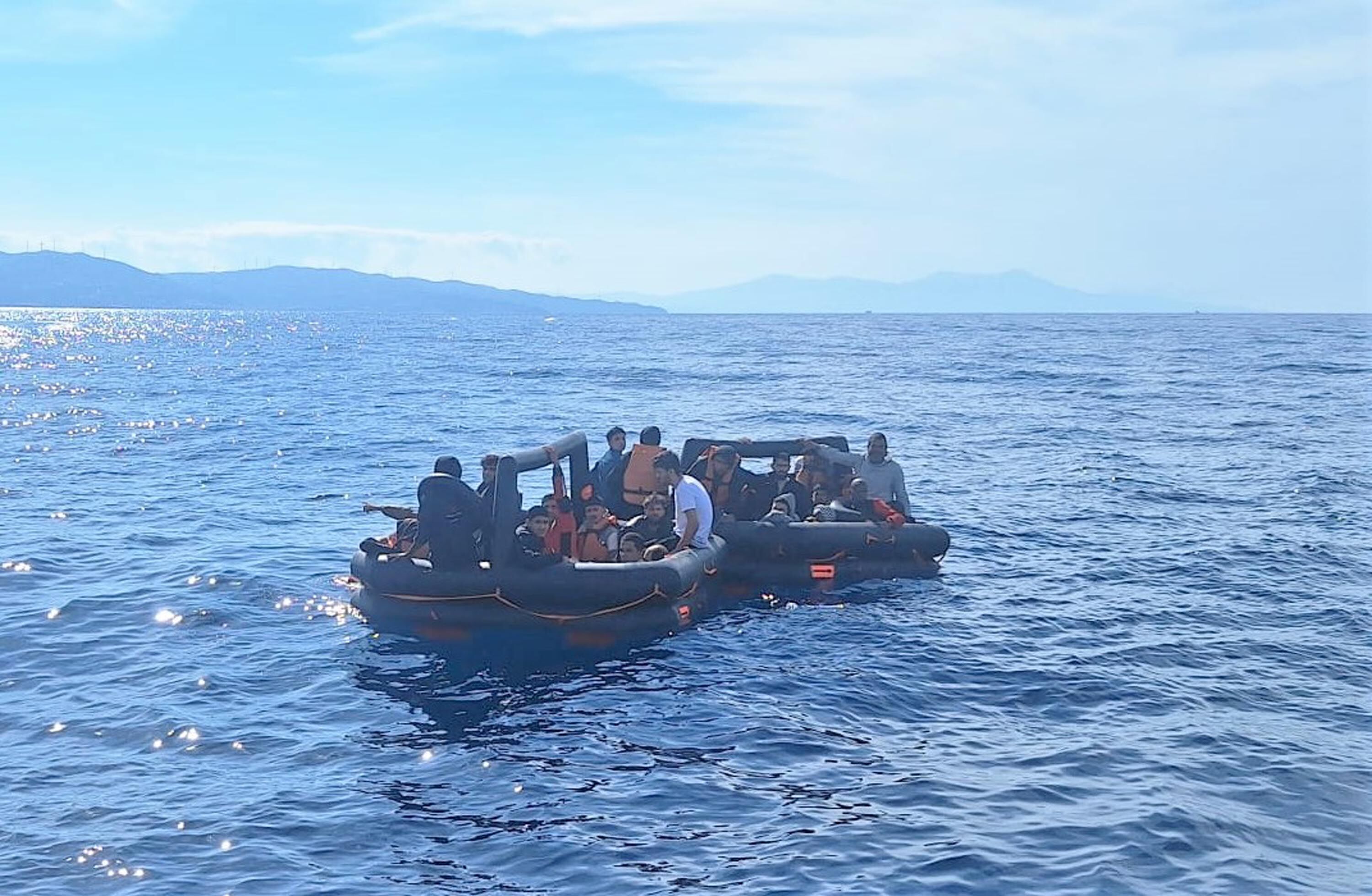 İzmir’de Kaçak Göçmen Operasyonu 100'Den Fazla Göçmen Yakalandı (2)