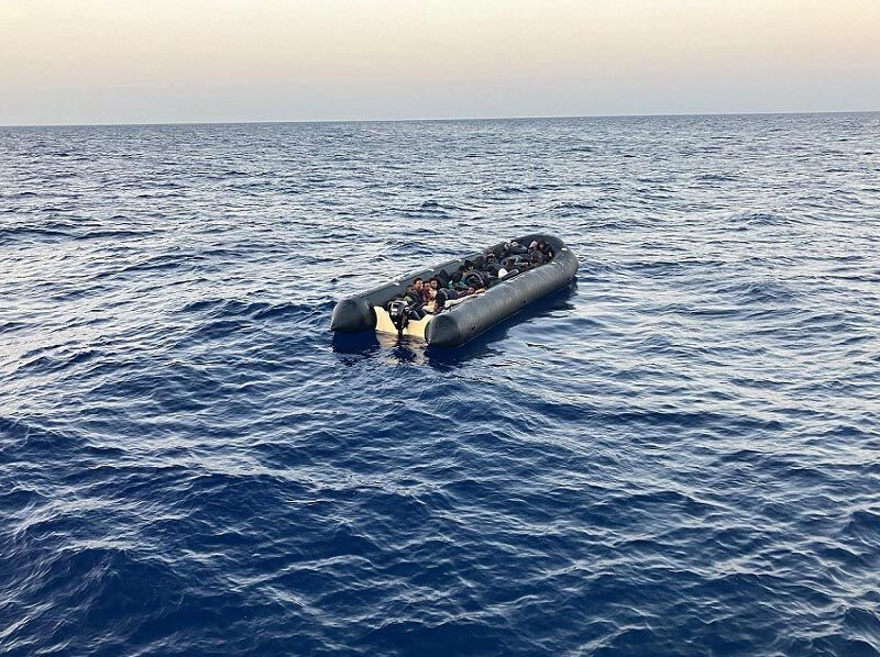 İzmir’de Kaçak Göçmen Operasyonu 100'Den Fazla Göçmen Yakalandı (3)