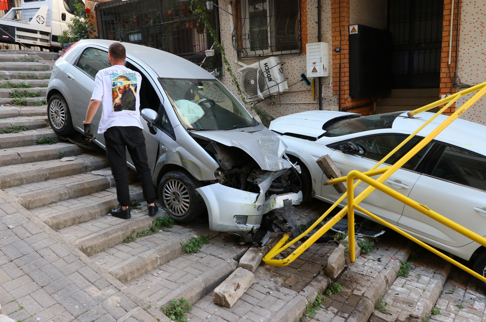 İzmir’de Maddi Hasarlı Kaza Park Halindeki Araçlar Merdivenlere Uçtu! (1)