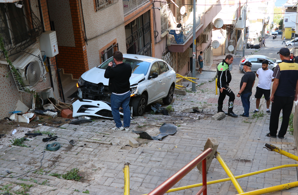 İzmir’de Maddi Hasarlı Kaza Park Halindeki Araçlar Merdivenlere Uçtu! (3)