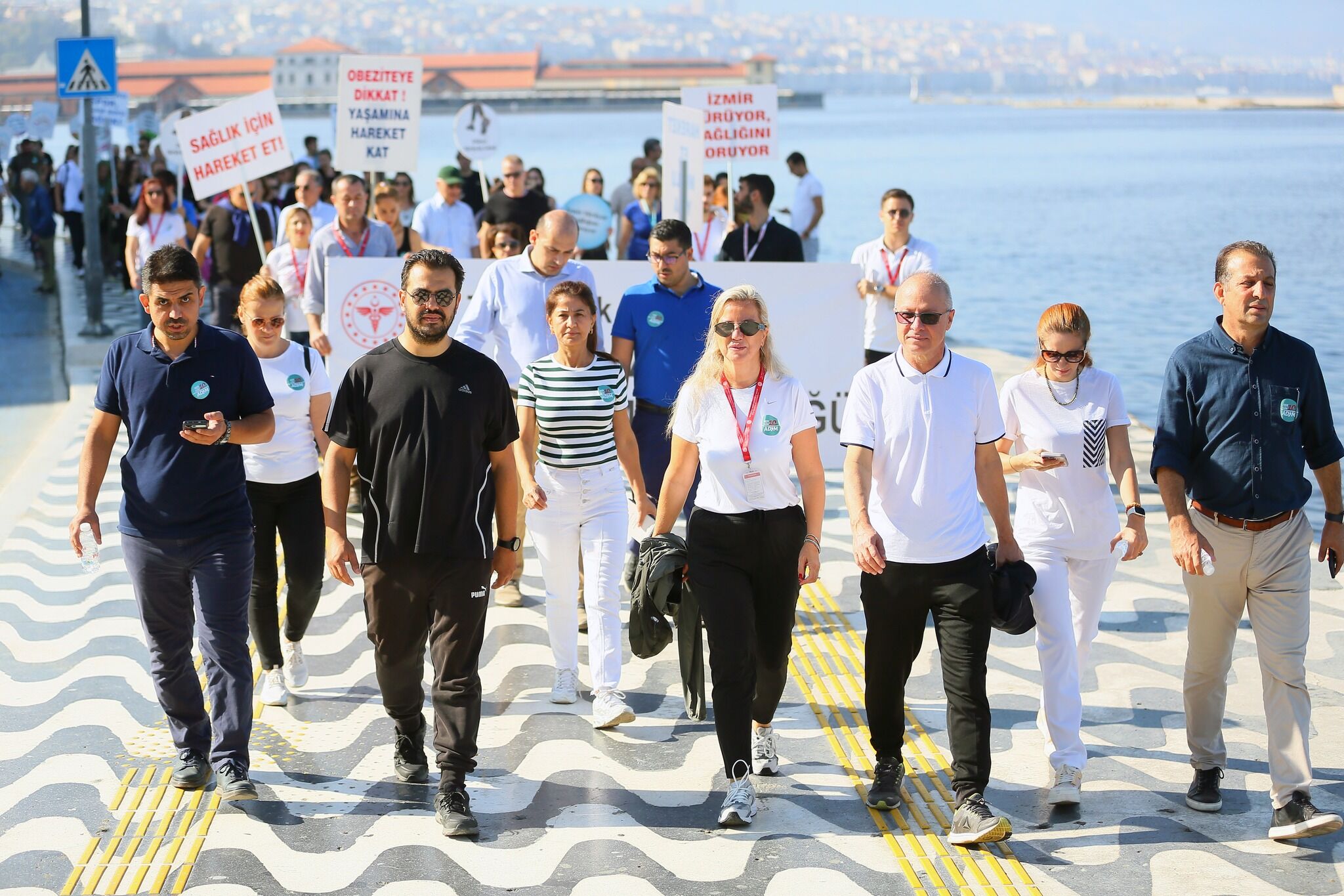 İzmir'de Sağlıklı Yaşam Yürüyüşü Etkinliği Farkındalık Için Adım Attılar (1)
