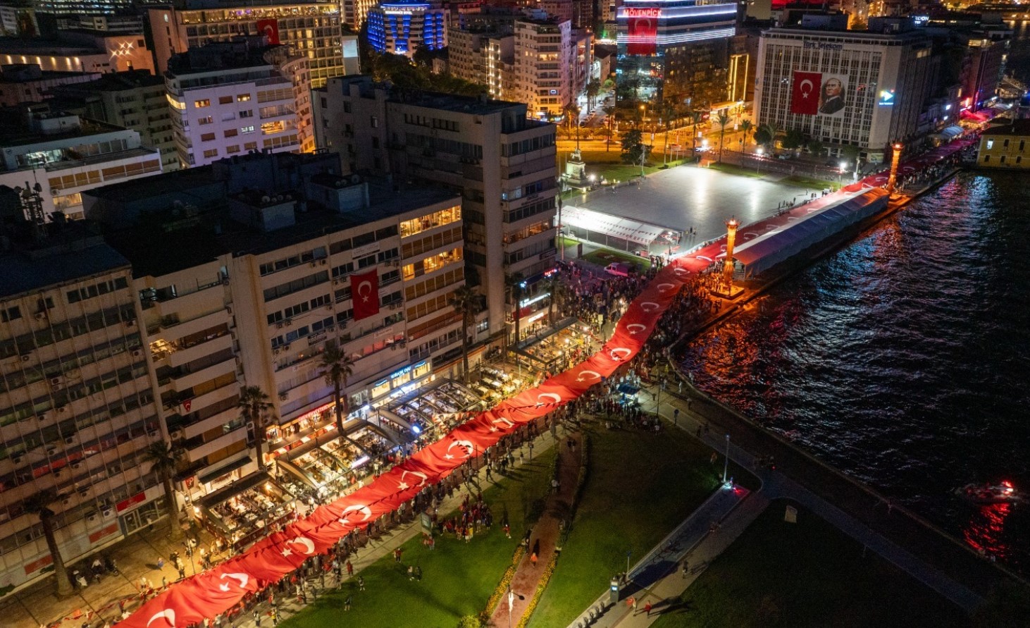 İzmirliler 350 Metrelik Türk Bayrağı Ile Fener Alayında Buluşacak1