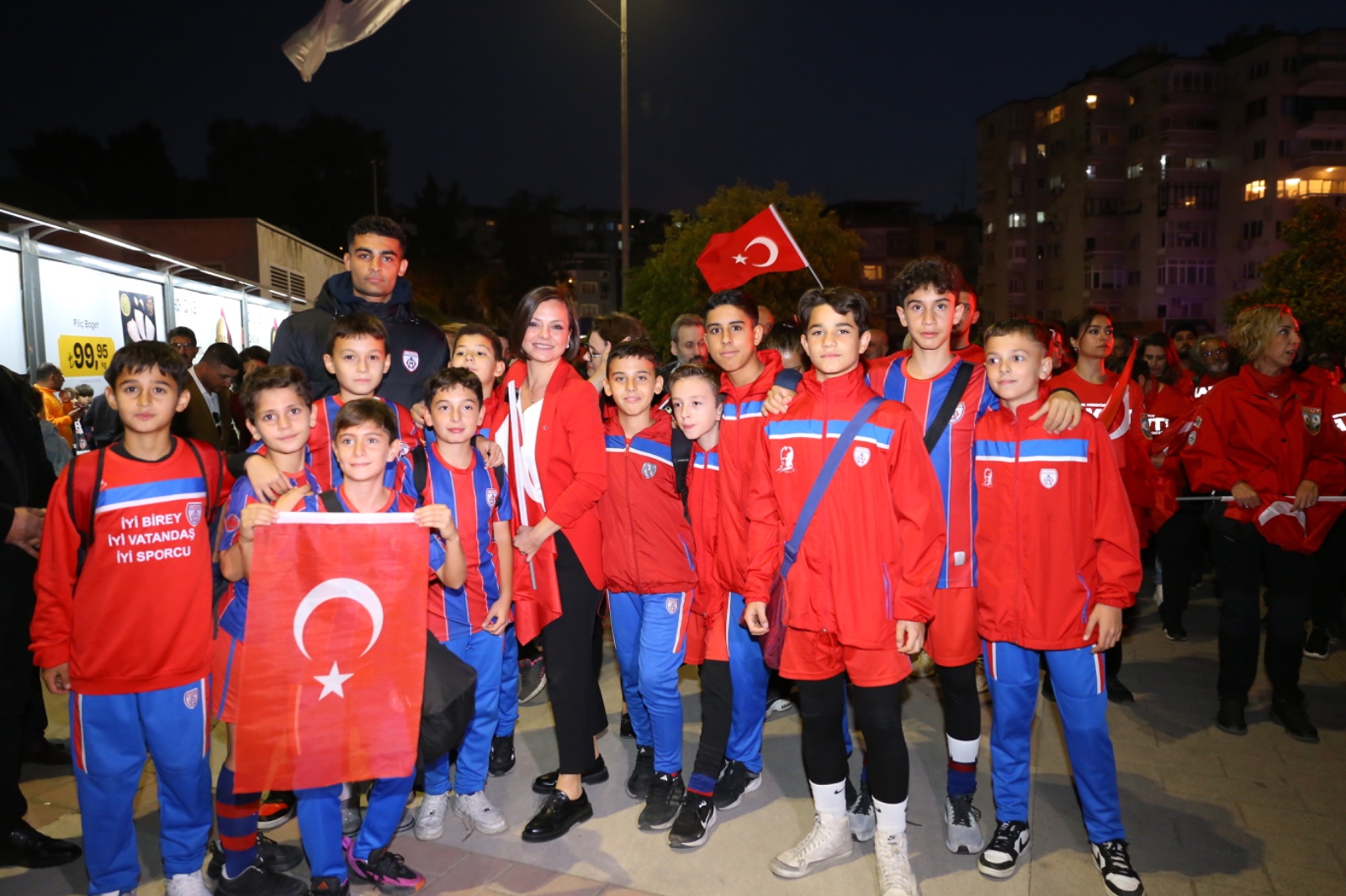 Karabağlarda Coşkulu Cumhuriyet Korteji (3)-1