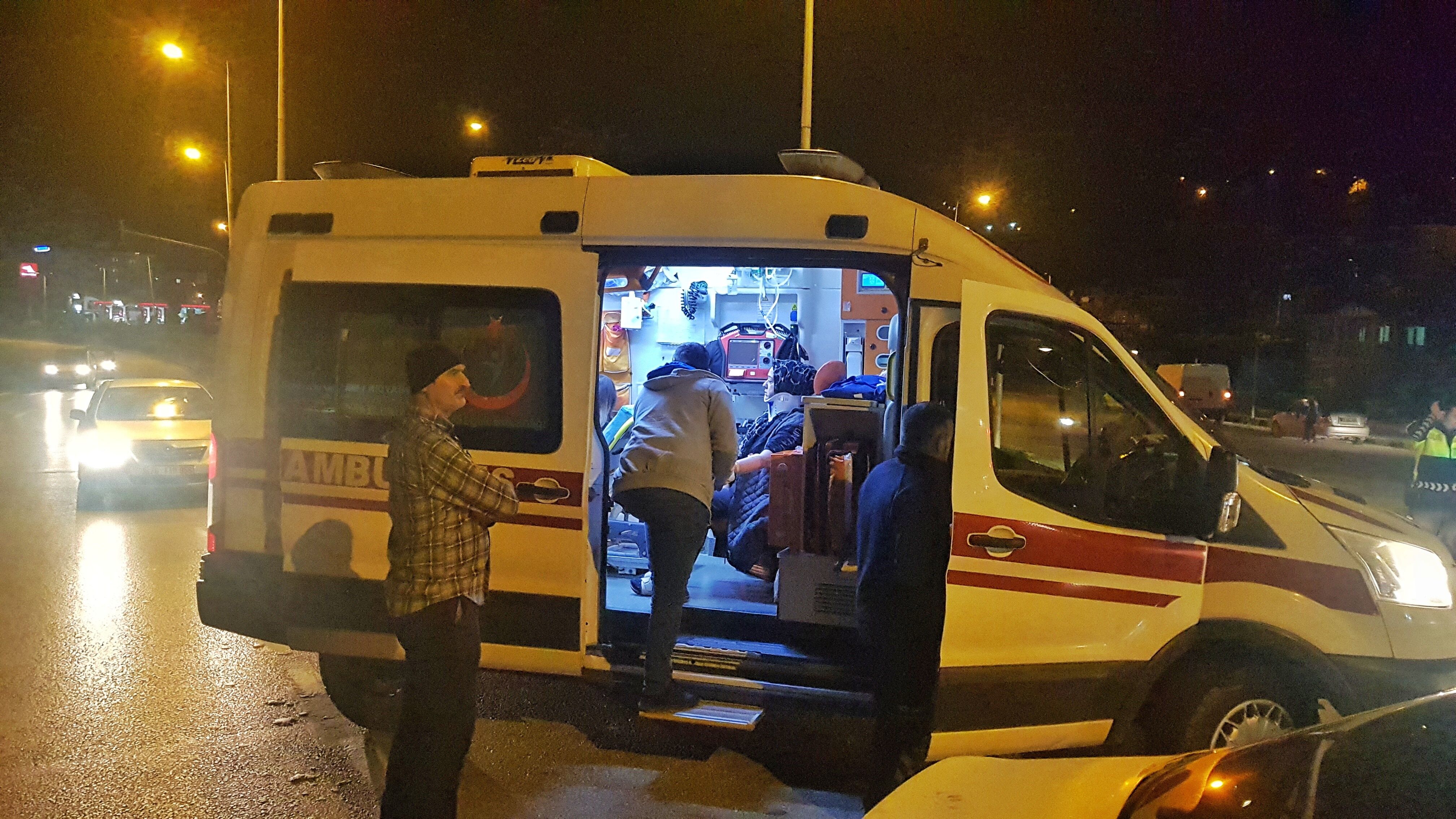 Karabük'te Iki Otomobil Çarpıştı 2 Yaralı (1)